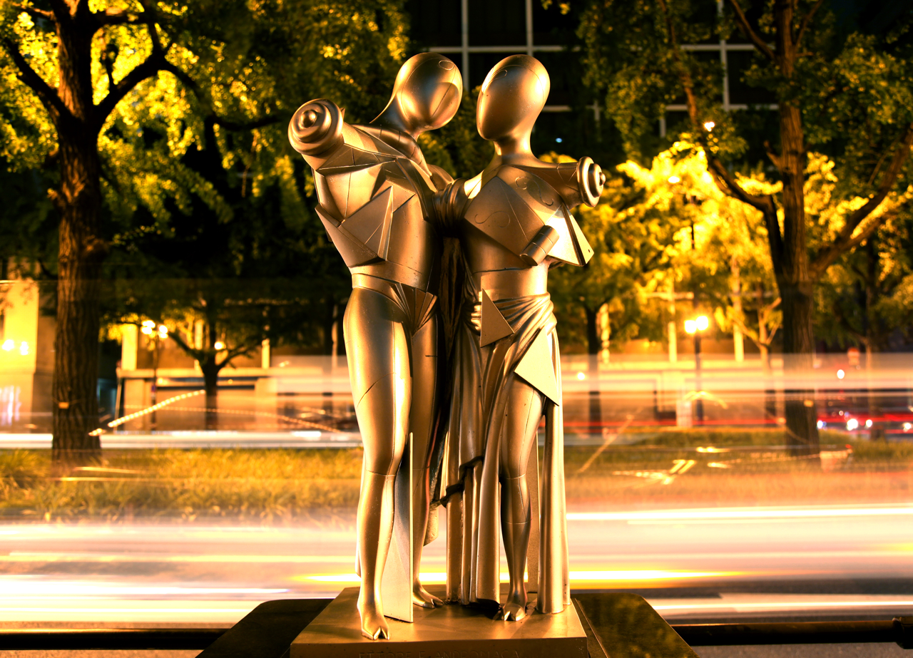 Bronze statues over Midosuji Avenue Bronze statues over Midosuji Avenue