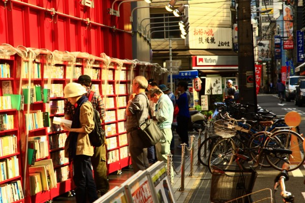 free reading spot at Shinsaibashi